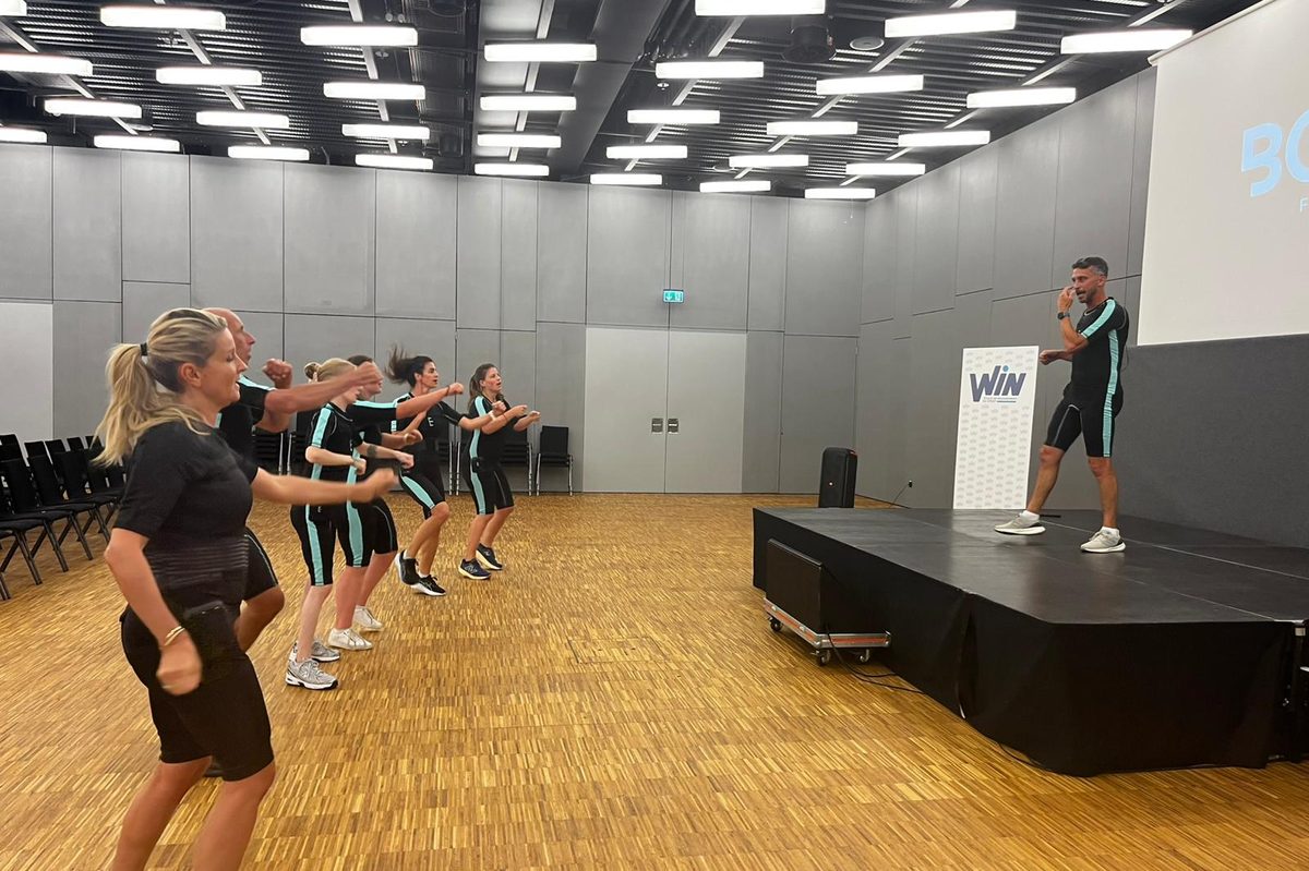 Cours EMS collectif — groupe en séance dynamique avec le coach